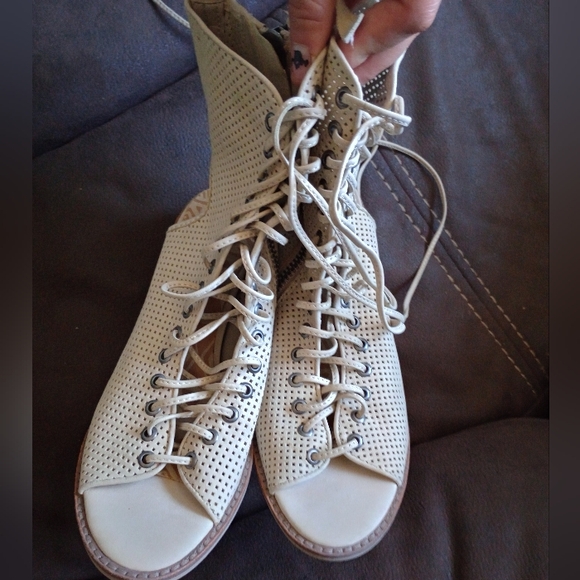 Dolce Vita Lace Up Heeled Boots - Picture 5 of 8